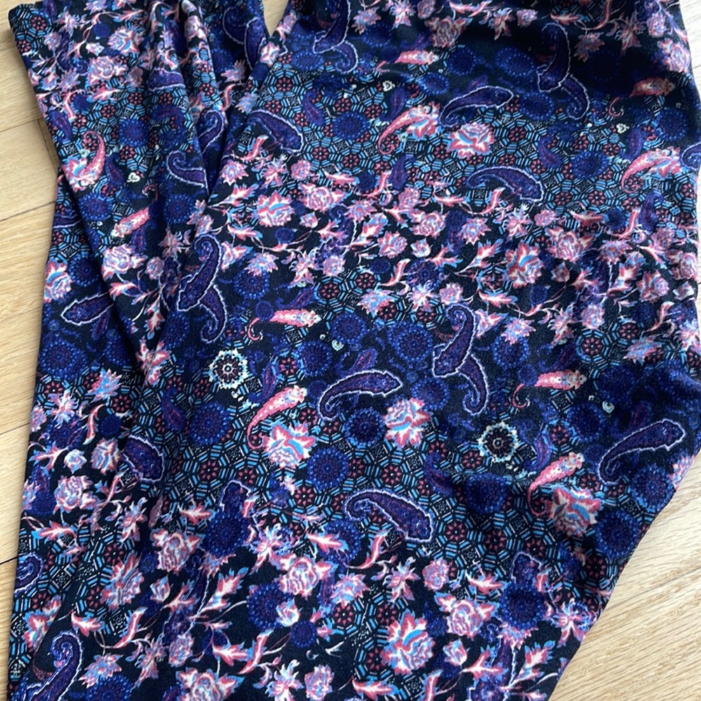 LuLaRoe TC at all and Curvy leggings